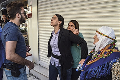 Feleknas Uca, mangeårigt medlem af Europarlamentet for Die Linke i Tyskland. Vendte tilbage til Tyrkiet og blev valgt ind i parlamentet for det prokurdiske parti HDP. Hun har 7 retssager i vente, og hvis hun bliver dømt, står hun til mange års fængsel. På billedet beskytter hun en demonstrant mod politiet i oktober 2016.
